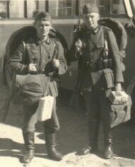 Zwei Soldaten mit Päckchen. Vermutlich kommen sie von der Poststelle
